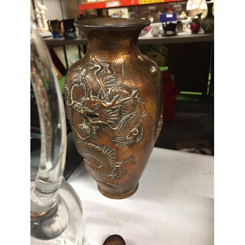 497 - A QUANTITY OF ITEMS TO INCLUDE AN ORIENTAL STYLE BRONZE VASE WITH EMBOSSED DRAGON DESIGN - A/F, PETI... 