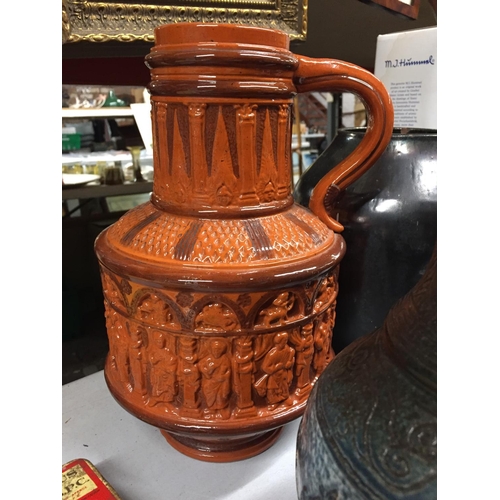 499 - A COLLECTION OF VASES AND JUGS TO INCLUDE STONEWARE AND TREACLE GLAZE