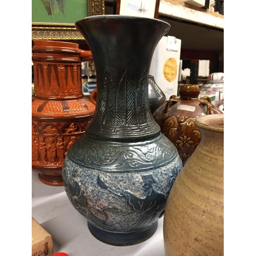 499 - A COLLECTION OF VASES AND JUGS TO INCLUDE STONEWARE AND TREACLE GLAZE