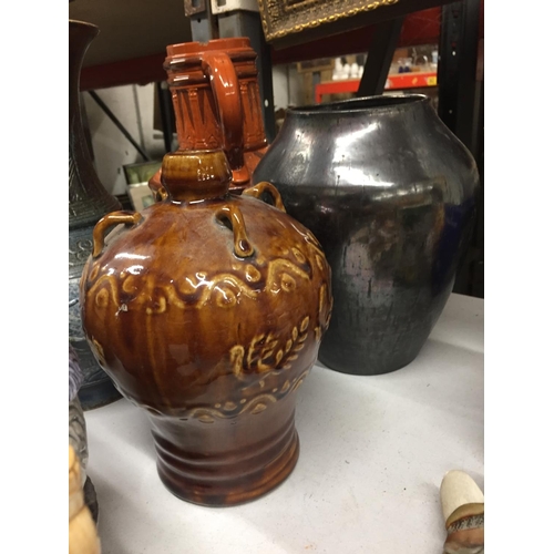 499 - A COLLECTION OF VASES AND JUGS TO INCLUDE STONEWARE AND TREACLE GLAZE