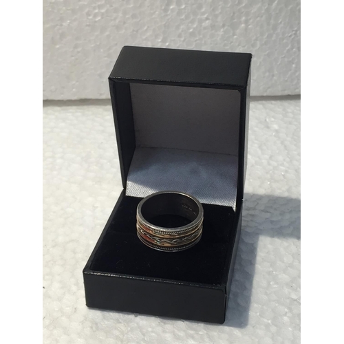 647 - A RING WITH 18 CARAT GOLD ON SILVER SIZE R IN A PRESENTATION BOX