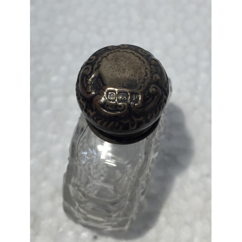 667 - A VINTAGE HALLMARKED BIRMINGHAM AND STERLING SILVER BUTTON HOOK, BRUSH, PERFUME TOP AND CONDIMENT RI... 