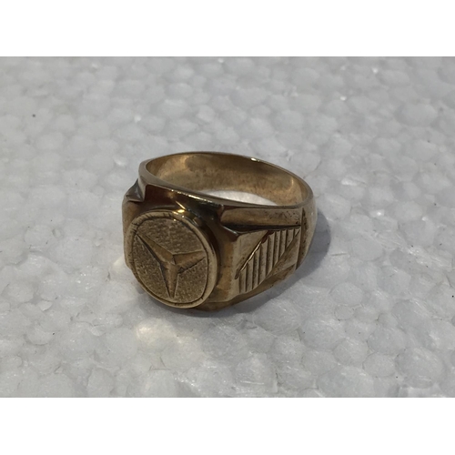 675 - A YELLOW METAL RING STAMPED 18K