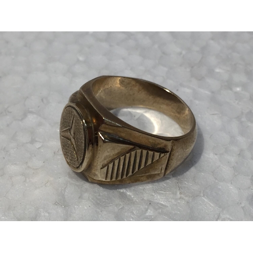 675 - A YELLOW METAL RING STAMPED 18K