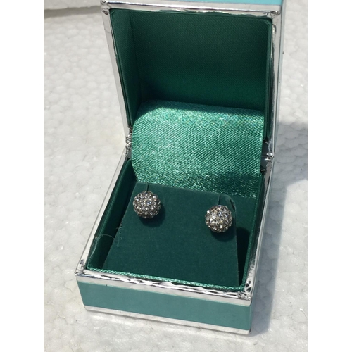 678 - A PAIR OF 9CT GOLD EARRINGS IN A PRESENTATION BOX