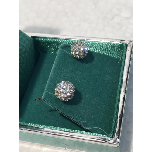 678 - A PAIR OF 9CT GOLD EARRINGS IN A PRESENTATION BOX