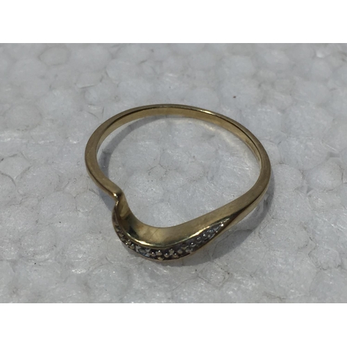 682 - A 9CT GOLD RING WITH DIAMOND