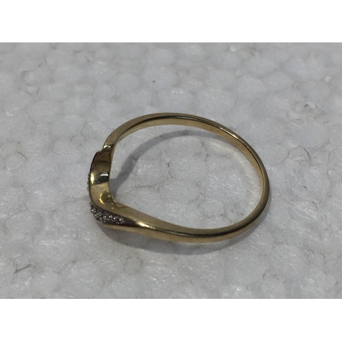 682 - A 9CT GOLD RING WITH DIAMOND