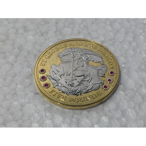 686 - A SILVER GILT 2008 £5 COIN DEPICTING GEORGE AND THE DRAGON WITH RUBIES