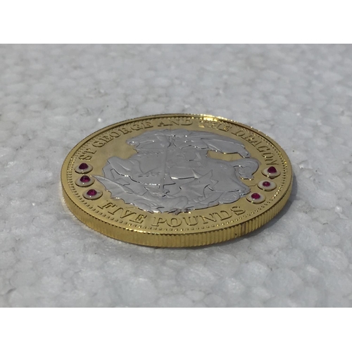 686 - A SILVER GILT 2008 £5 COIN DEPICTING GEORGE AND THE DRAGON WITH RUBIES