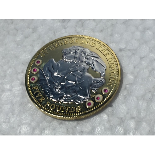 686 - A SILVER GILT 2008 £5 COIN DEPICTING GEORGE AND THE DRAGON WITH RUBIES