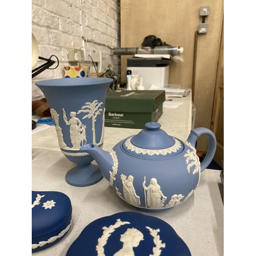 365 - A QUANTITY OF WEDGWOOD JASPERWARE POWDER BLUE AND DARK BLUE TO INCLUDE A TEAPOT, VASE, TRINKET BOXES... 