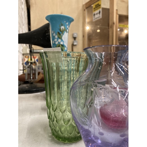 366 - A QUANTITY OF COLOURED ART GLASS TO INCLUDE CAITNESS STYLE VASES, A VINTAGE TURQUOISE VASE WITH A HA... 