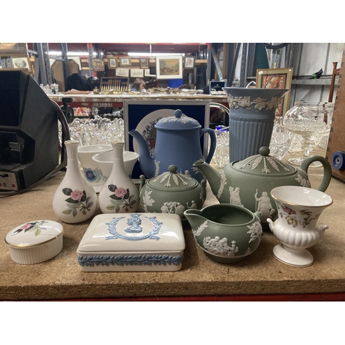 378 - A QUANTITY OF WEDGWOOD TO INCLUDE GREEN JASPERWARE, BLUE JASPERWARE, PLUS WEDGWOOD CHINA ITEMS - SOM... 