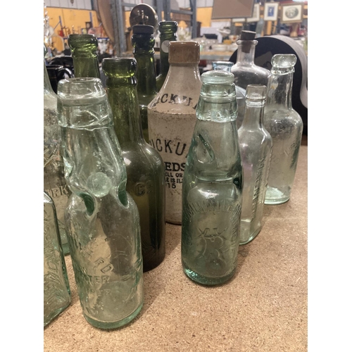 382 - A COLLECTION OF VINTAGE BOTTLES TO INCLUDE GREEN AND CLEAR MOST WITH MANUFACTURERS NAMES