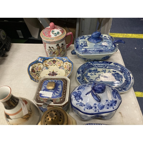 389 - A QUANTITY OF ORIENTAL ITEMS TO INCLUDE PLATES, BOWLS, LIDDED BOWLS, ETC