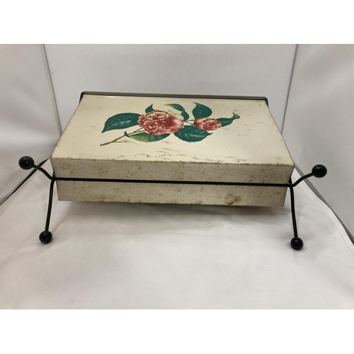 410 - A VINTAGE CREAM MAGAZINE RACK WITH ROSE DECORATION