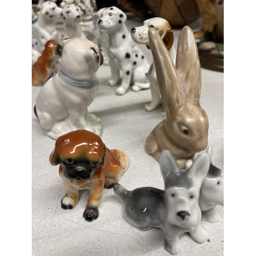 413 - A COLLECTION OF SMALL CERAMIC DOGS TO INCLUDE BOXERS, DALMATIONS, SPANIELS, FOXHOUNDS, ETC