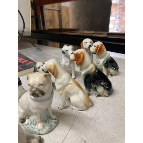 413 - A COLLECTION OF SMALL CERAMIC DOGS TO INCLUDE BOXERS, DALMATIONS, SPANIELS, FOXHOUNDS, ETC