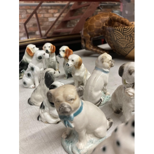 413 - A COLLECTION OF SMALL CERAMIC DOGS TO INCLUDE BOXERS, DALMATIONS, SPANIELS, FOXHOUNDS, ETC