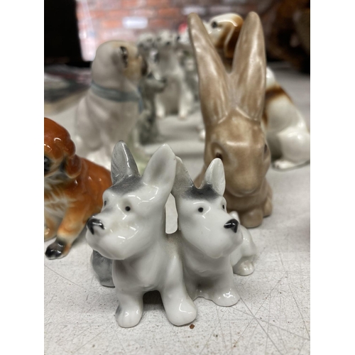 413 - A COLLECTION OF SMALL CERAMIC DOGS TO INCLUDE BOXERS, DALMATIONS, SPANIELS, FOXHOUNDS, ETC