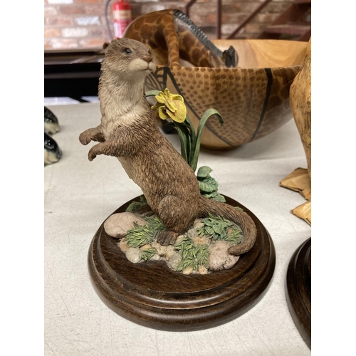 414 - A ROYAL DOULTON HEDGEHOG AND OTTER ON WOODEN PLINTHS, 'GIRAFFE' BOWL, SMALL MANTLE CLOCK, ETC