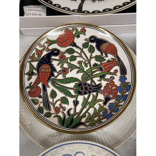 418 - A QUANTITY OF CERAMICS TO INCLUDE CABINET PLATES, AN AVONWARE PRESERVE POT, BOWLS, A FRAMED PRINT, E... 