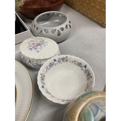 418 - A QUANTITY OF CERAMICS TO INCLUDE CABINET PLATES, AN AVONWARE PRESERVE POT, BOWLS, A FRAMED PRINT, E... 