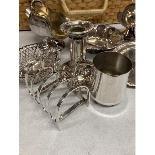 419 - A QUANTITY OF SILVER PLATED ITEMS TO INCLUDE A CRUET SET, TOAST RACK, CANDLESTICK, PIERCED WORK BASK... 