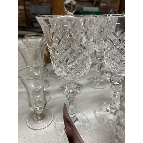 420 - A QUANTITY OF GLASSWARE TO INCLUDE BOWLS, WINE AND SHERRY GLASSES, MAHOGANY PLANT STAND, ETC