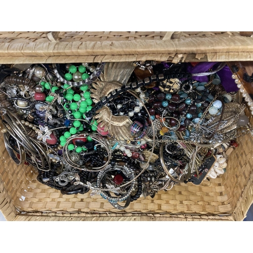 422 - A WICKER PICNIC BASKET CONTAINING A QUANTITY OF COSTUME JEWELLERY TO INCLUDE BANGLES, NECKLACES, BRA... 