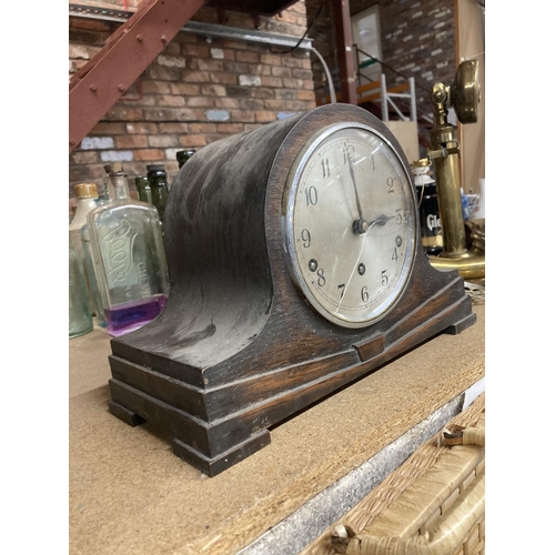 432 - A VINTAGE MAHOGANY CASED MANTLE CLOCK WITH KEY AND PENDULUM - GLASS A/F