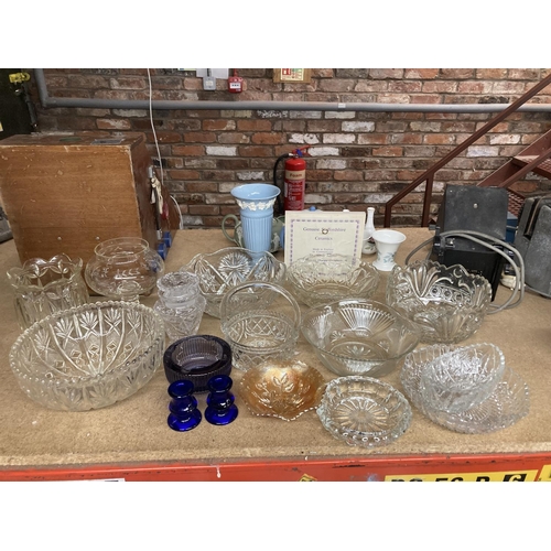 439 - A LARGE QUANTITY OF GLASSWARE TO INCLUDE BOWLS, PLANTERS, CANDLESTICKS, ETC