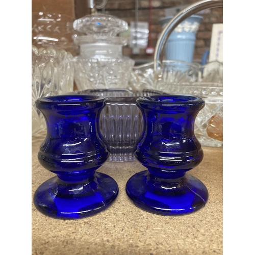 439 - A LARGE QUANTITY OF GLASSWARE TO INCLUDE BOWLS, PLANTERS, CANDLESTICKS, ETC