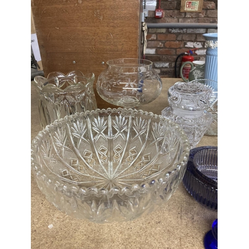 439 - A LARGE QUANTITY OF GLASSWARE TO INCLUDE BOWLS, PLANTERS, CANDLESTICKS, ETC