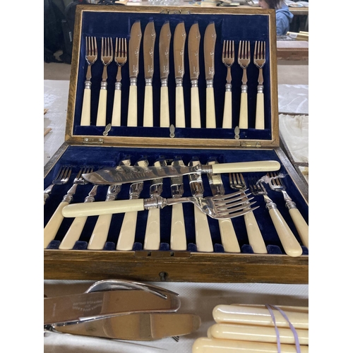 452 - A LARGE AMOUNT OF FLATWARE TO INCLUDE A MAHOGANY CASED CANTEEN OF CUTLERY, BOXED SET OF KNIVES AND F... 