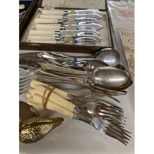 452 - A LARGE AMOUNT OF FLATWARE TO INCLUDE A MAHOGANY CASED CANTEEN OF CUTLERY, BOXED SET OF KNIVES AND F... 