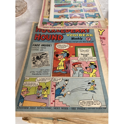 453 - A QUANTITY OF VINTAGE COMICS TO INCLUDE HUCKLEBERRY HOUND AND YOGI BEAR, DANDY, THE MAIL CARTOONS, E... 