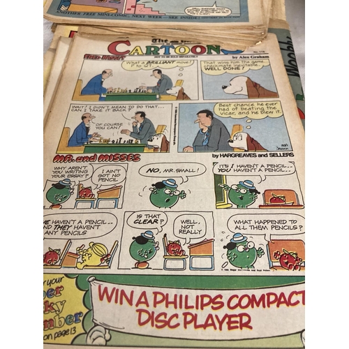 453 - A QUANTITY OF VINTAGE COMICS TO INCLUDE HUCKLEBERRY HOUND AND YOGI BEAR, DANDY, THE MAIL CARTOONS, E... 