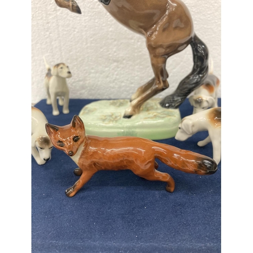 778 - A BESWICK 'REARING HUNTSMAN' MODEL NUMBER 868 HEIGHT 25CM/10 INCHES, A FOX AND FOUR HOUNDS.  ALL IN ... 