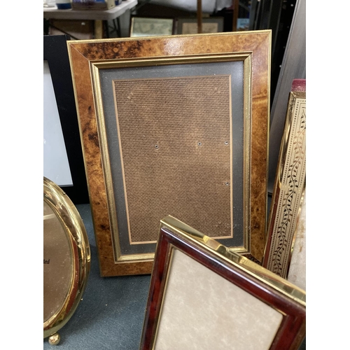 805 - A LARGE QUANTITY OF PHOTO FRAMES