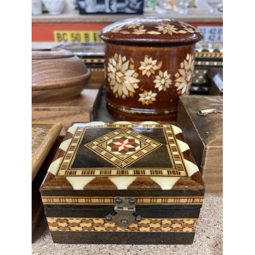 810 - A QUANTITY OF TREEN BOXES TO INCLUDE INLAID, CARVED, EMBOSSED, ETC JEWELLERY AND TRINKET BOXES