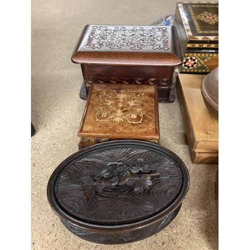 810 - A QUANTITY OF TREEN BOXES TO INCLUDE INLAID, CARVED, EMBOSSED, ETC JEWELLERY AND TRINKET BOXES