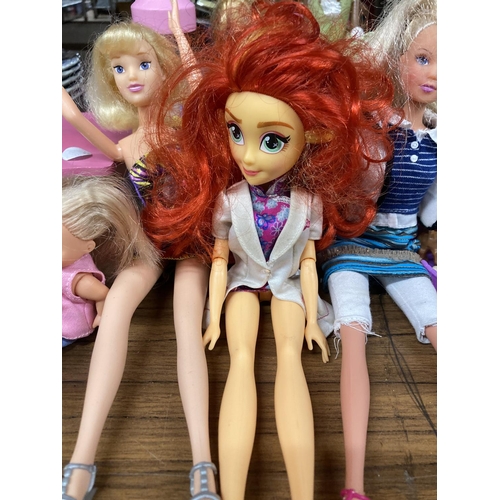 836 - A QUANTITY OF DOLLS AND ACCESORIES TO INCLUDE DISNEY