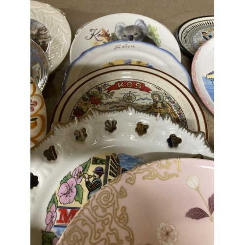 842 - A LARGE QUANTITY OF CABINET PLATES TO INCLUDE SOUVENIR PLATES, ETC