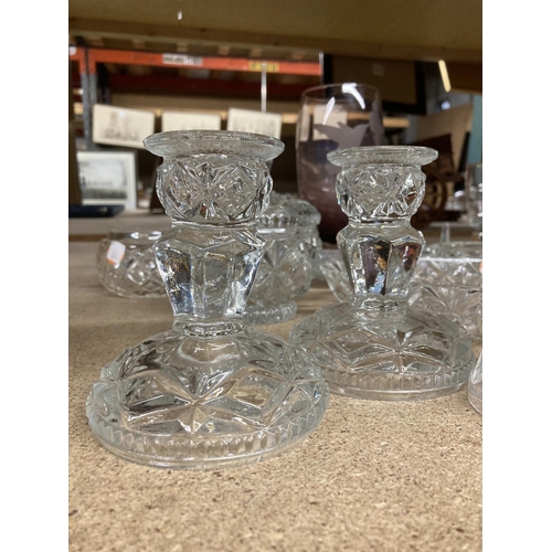 846 - A QUANTITY OF GLASSWARE TO INCLUDE CANDLESTICKS, TRINKET BOWLS, PLATES, SERVING DISHES PLUS A PLUM C... 