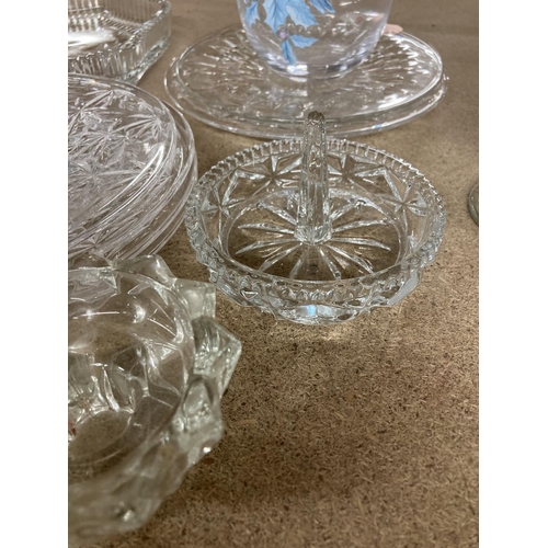 846 - A QUANTITY OF GLASSWARE TO INCLUDE CANDLESTICKS, TRINKET BOWLS, PLATES, SERVING DISHES PLUS A PLUM C... 