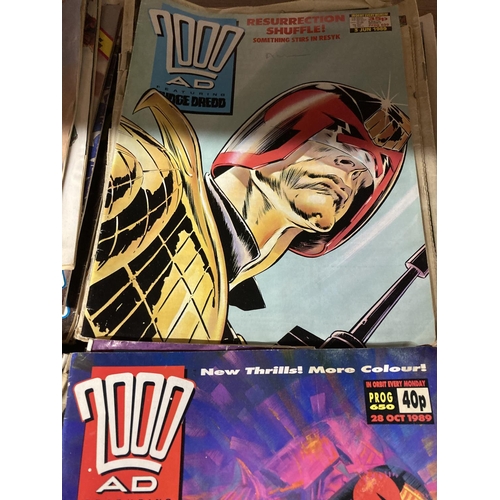 877 - A LARGE QUANTITY OF '2000 AD FEATURING JUDGE DREDD' COMICS FROM THE LATE 1980'S AND EARLY 1990'S