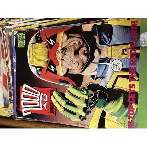 877 - A LARGE QUANTITY OF '2000 AD FEATURING JUDGE DREDD' COMICS FROM THE LATE 1980'S AND EARLY 1990'S