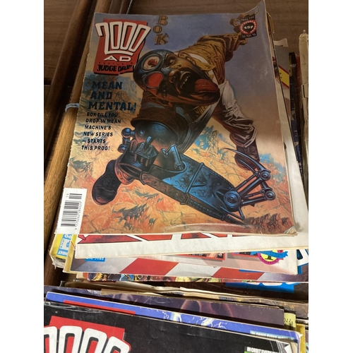 877 - A LARGE QUANTITY OF '2000 AD FEATURING JUDGE DREDD' COMICS FROM THE LATE 1980'S AND EARLY 1990'S